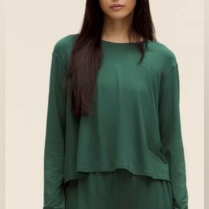 GREEN LONG SLEEVE SHIRT! NWT SO Light weight. Hunter green.